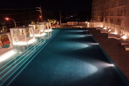 リゾートホテルの看板とプール Led照明器具専門メーカー 株式会社富士メディシィエ