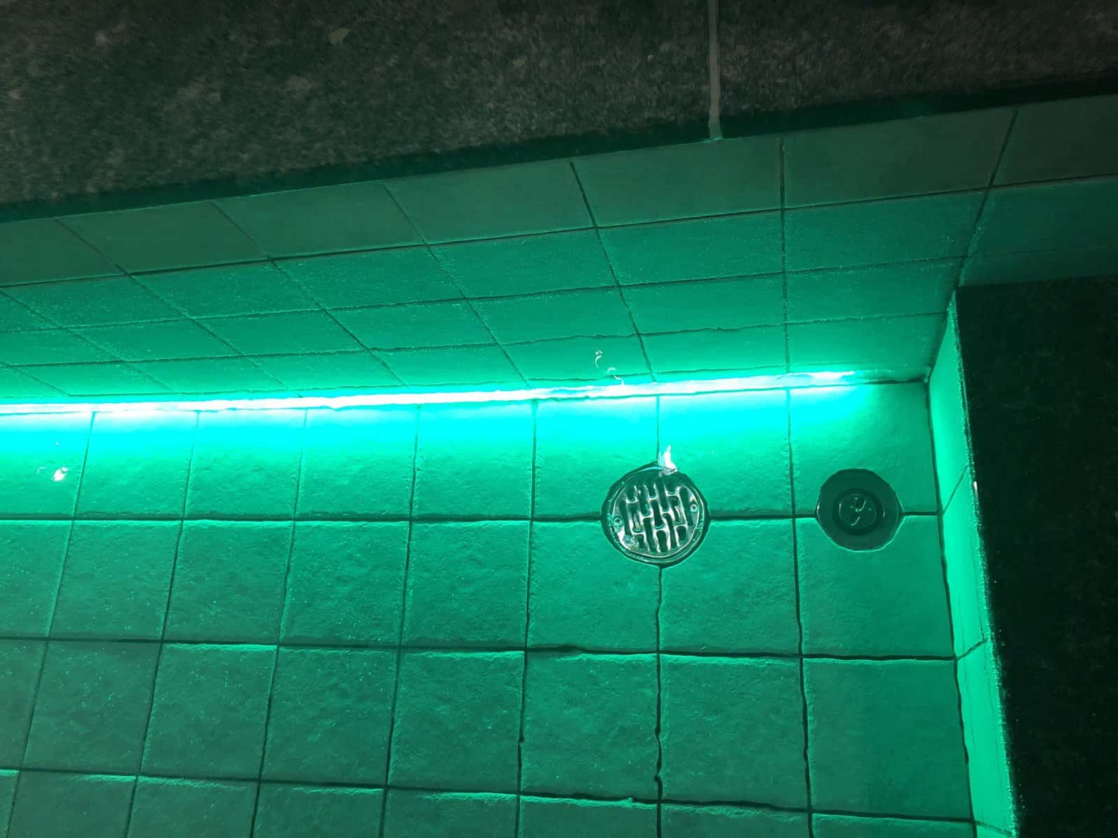 ホテルの浴槽内緑色照明