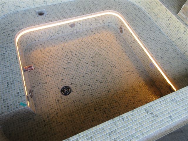 大浴場の浴槽内 間接照明