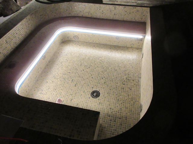 大浴場の浴槽内 間接照明